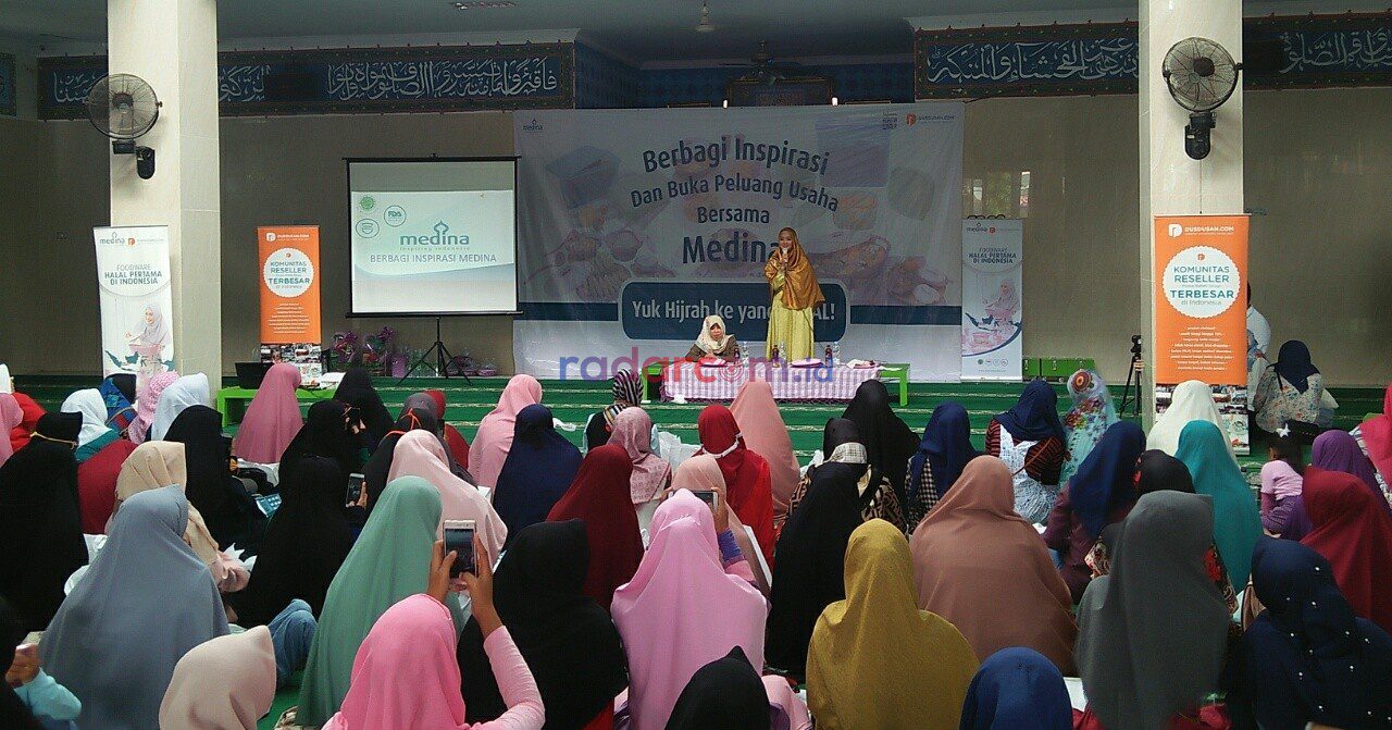 Artis Nuri Maulida memberi inspirasi pada acara hijrah ke produk halal di IBI Darmajaya, Sabtu (25/8). Foto Hendra Irawan/radarcom.id