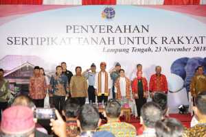 Gubernur Ridho Dampingi Presiden Jokowi Serahkan 1.300 Sertifikat Tanah di Lamteng