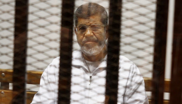 Presiden Mesir Mohammed Morsi saat menjalani persidangan di Kairo, Mesir, 8 Mei 2014. Pengadilan Kairo menjatuhkan hukuman pidana 20 tahun penjara terhadap bekas Presiden Mesir Mohamed Mursi. AP/Tarek el-Gabbas, File