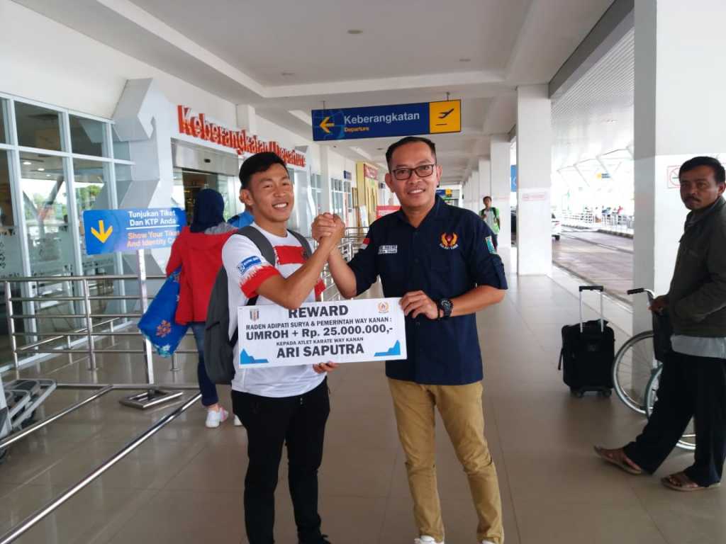 Penyerahan reward kepada atlit karate asal Waykanan yang akan ikut Pelatnas Sea Games 2019 oleh Ketua KONI Waykanan Deni Ribowo, Rabu (19/6/2019). Foto Istimewa