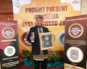 Kepsek SMAN 9 Balam Raih Best Winner Indonesia Education Excellent Award 2019