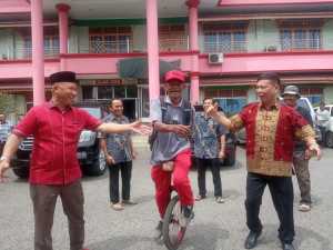 Penuhi Nazar, Warga Lambar Naik Sepeda Roda Satu Temui Jokowi di Jakarta, Dilepas Mukhlis Basri