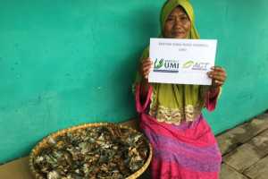 Penerima manfaat program Sahabat Usaha Mikro Indonesia (UMI) menunjukan bukti bantuan dari ACT Lampung Rabu. (27/5/20202). (ANTARA/Dian Hadiyatna/HO)