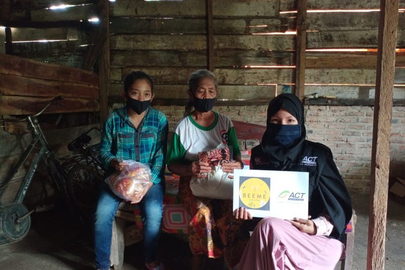 Warga Dusun IV Margasuka 2 Desa Braja Indah Kecamatan Braja Selebah Kabupaten Lampung Timur menerima bantuan dari ACT, Sabtu. (6/6/2020). (ANTARA/Dian Hadiyatna)