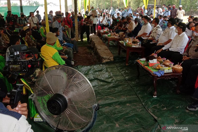 Menteri KKP RI Edhy Prabowo berdialog dengan nelayan di Desa Margasari, Lampung Timur, Minggu (19/7)foto Antaralampung/Muklasin.