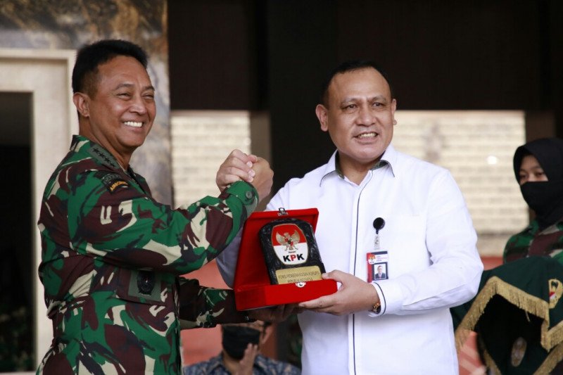 Ketua KPK Firli Bahuri (kanan) saat acara penyerahan aset kepada Kepala Staf TNI Angkatan Darat (Kasad) Jenderal TNI Andika Perkasa di Markas Besar TNI AD, Senin (27/7/2020). (KPK)
