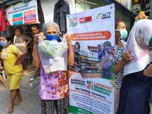 Relawan MRI-ACT Bandar Lampung Bagikan Sayur Mayur di Kelurahan Kangkung
