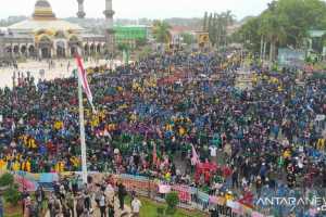 Aksi unjuk rasa mahasiswa dan pelajar di depan gedung DPRD Provinsi Bengkulu menolak UU Cipta Kerja. ANTARA/Carminanda