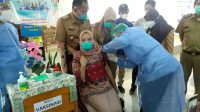Momen Mesra Wabup Fauzi Dampingi Istri Saat Kick Off Vaksinasi Covid-19 Pringsewu