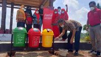 CCEP Indonesia Bersama Forum Pendidik Sukanegara Serahkan Bantuan Tempat Sampah Edukasi