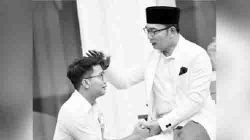 Akun RK Jabar Juara mengunggah foto saat Eril sungkeman kepada ayahnya, Ridwan Kamil. Foto: Instagram RK Jabar Juara.