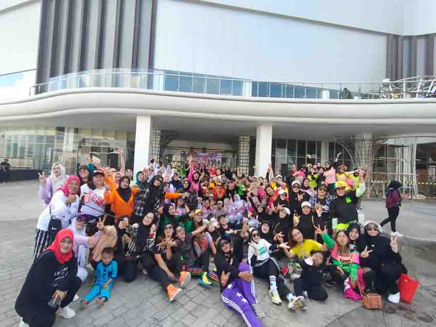 Meriah peserta Zumba Party Lampung City Mall
