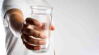 ilustrasi air putih bisa turunkan tekanan darah
