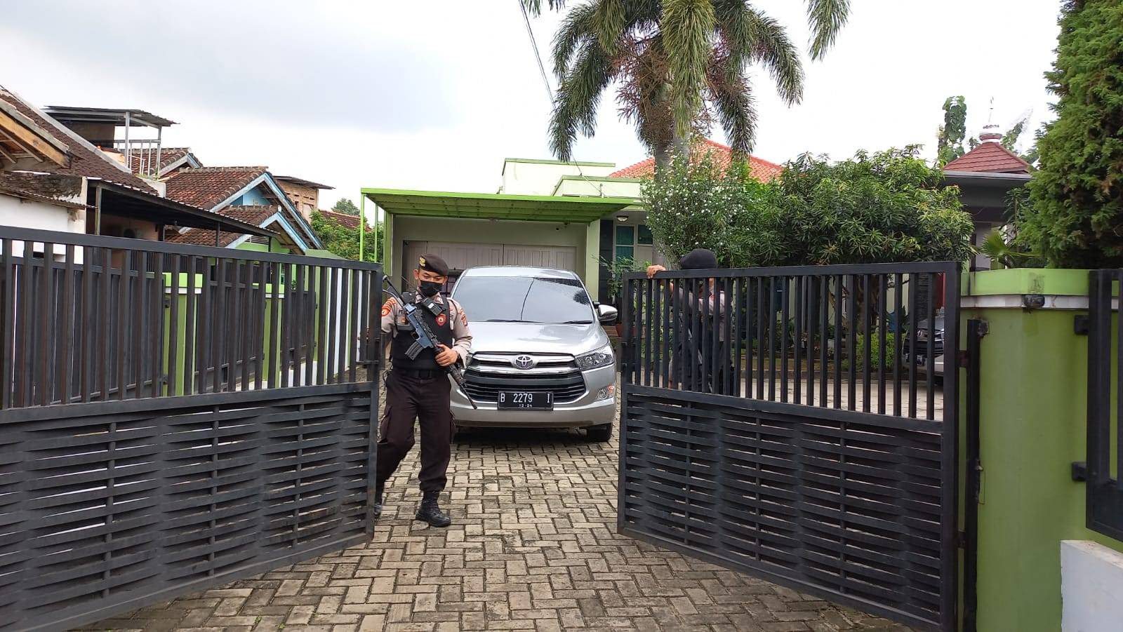 Rumah Keluarga Tersangka Andi Desfiandi di geledah KPK. | Foto: Sinta Yuliana/Lampung Geh