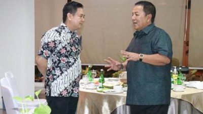 Gubernur Lampung Arinal Djunaidi berbincang dengan Dirtekbang PT Dahana Suhendra Yusuf Ratu Prawiranegara