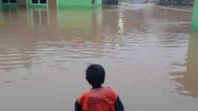 Banjir yang menerpa salah satu daerah di Kota Bnadarlampung pada Rabu (3/8). Bandarlampung, Kamis, (4/8/2022).