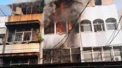 Ruko yang dijadikan rumah indekos terbakar di kawasan Tambora, Jakarta Barat, Rabu (17/8/2022). ANTARA / HO-Sudin Gulkamart Jakarta Barat