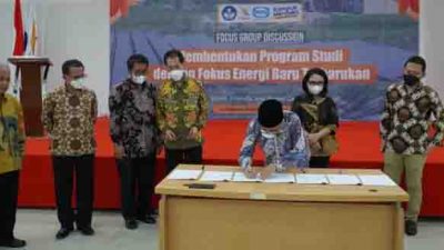 Rektor Itera Prof. Dr. I Nyoman Pugeg Aryantha, saat menandatangani program kerja sama pembentukan program studi yang fokus pada energi baru terbaharukan. Lampung Selasat, Minggu, (7/8/2022). (ANTARA/HO)