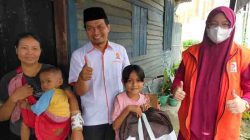 Paket Bantuan Perlengkapan Sekolah Kepada Warga yang Kurang Mampu dibagikan oleh PKS Lampung. Foto Ist