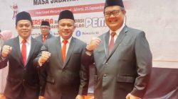 Tiga Anggota Bawaslu Lampung yakni Suheri (paling kanan), Iskardo P. Panggar (tengah) dan M. Bukhori) paling kiri usai dilantik di Hotel Grand Mercure Harmoni, Jakarta, Rabu (21/9/2022). Foto Istimewa