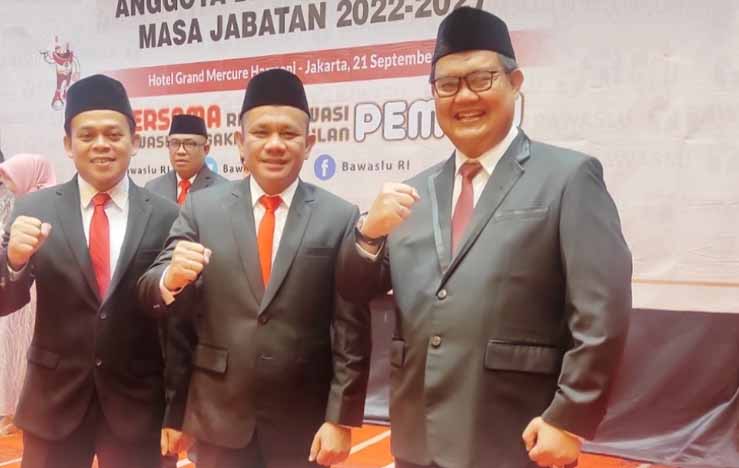 Tiga Anggota Bawaslu Lampung yakni Suheri (paling kanan), Iskardo P. Panggar (tengah) dan M. Bukhori) paling kiri usai dilantik di Hotel Grand Mercure Harmoni, Jakarta, Rabu (21/9/2022). Foto Istimewa