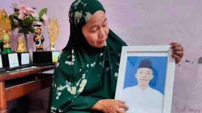 Soimah (45) menunjukkan foto putranya AM (17) santri pondok pesantren Gontor yang tewas lantaran dianiaya oleh seniornya sendiri, Senin (12/9/2022).(KOMPAS.COM/AJI YK PUTRA)