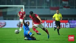 Laga baru berjalan tiga menit Timnas Indonesia sudah unggul 1-0 lewat gol Dimas Drajad memanfaatkan bola rebound tendangan Witan Sulaeman. (CNN Indonesia/Adhi Wicaksono)