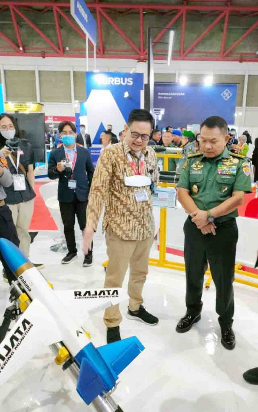 Ketua Pelaksana Pameran DEFEND ID yang juga Direktur Teknologi & Pengembangan PT DAHANA Ir. Suhendra Yusuf Ratuprawiranegara, M.I.Kom., C.NSP. menunjukkan Drone Rajata kepada KASAD Jenderal Dudung AR, saat berkunjung ke Dahana di Indodefence Expo, Jumat (4/11/2022). Foto Istimewa for radarcom.id