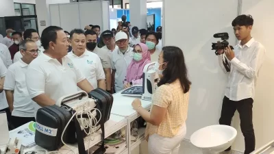 Gubernur Lampung Arinal Djunaidi saat melihat pameran alat kesehatan. ANTARA/Ruth Intan Sozometa Kanafi.