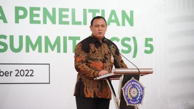 Ketua Komisi Pemberantasan Korupsi (KPK) Firli Bahuri saat di UM Surabaya. (Dian Kurniawan/Liputan6.com)