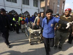 Bom Bunuh Diri di Masjid Pakistan Tewaskan 32