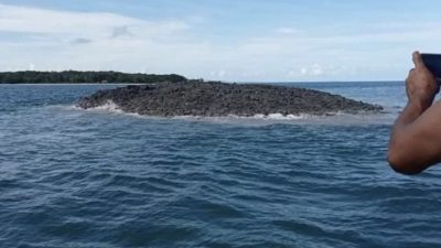 Foto: Pulau Baru yang muncul di Desa Teinaman Kecamatan Tanimbar Utara, Maluku usai gempa berkekuatan magnitudo 7,5 engguncang Maluku. (Instagram @infogempadunia)