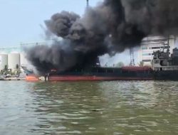 Kapal Kargo Terbakar di Pelabuhan Sunda