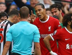 Van Dijk Disanksi Larangan Bermain dan Denda Usai Memaki Wasit