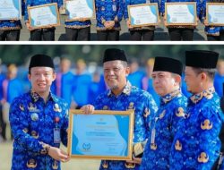 Sekdaprov Marindo Serahkan Penghargaan untuk Enam Perangkat Daerah atas Komitmen dalam Implementasi SAKIP