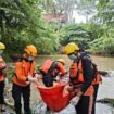 Tim SAR evakuasi jenazah korban banjir di Bandar Lampung. Foto Istimewa 