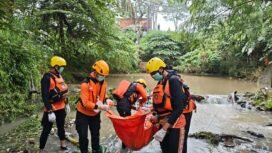 Tim SAR evakuasi jenazah korban banjir di Bandar Lampung. Foto Istimewa 