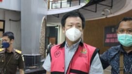 Mengenakan rompi berwarna merah muda, Direktur Utama PT Sumatraco Langgeng Makmur (SLM), YN hendak digelandang ke Rutan Salemba Cabang Kejaksaan Negeri Jakarta Selatan, Kamis (24/11). Foto Istimewa 