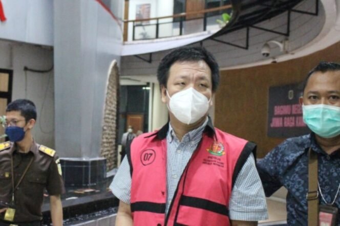 
 Mengenakan rompi berwarna merah muda, Direktur Utama PT Sumatraco Langgeng Makmur (SLM), YN hendak digelandang ke Rutan Salemba Cabang Kejaksaan Negeri Jakarta Selatan, Kamis (24/11). Foto Istimewa 