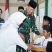 Pangdam XXI Radin Inten memberikan santunan untuk anak yatim piatu. Foto dok 