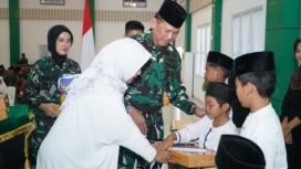 Pangdam XXI Radin Inten memberikan santunan untuk anak yatim piatu. Foto dok 