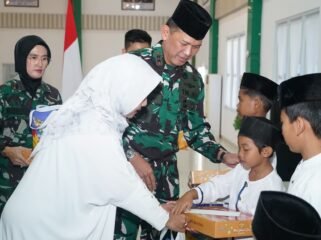 Pangdam XXI Radin Inten memberikan santunan untuk anak yatim piatu. Foto dok 