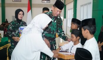 Pangdam XXI Radin Inten memberikan santunan untuk anak yatim piatu. Foto dok 