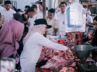 Bupati Lampung Timur Ella Siti Nuryamah meninjau stabilitas harga pangan. Foto dok