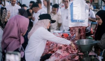 Bupati Lampung Timur Ella Siti Nuryamah meninjau stabilitas harga pangan. Foto dok