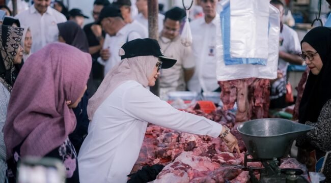Bupati Lampung Timur Ella Siti Nuryamah meninjau stabilitas harga pangan. Foto dok