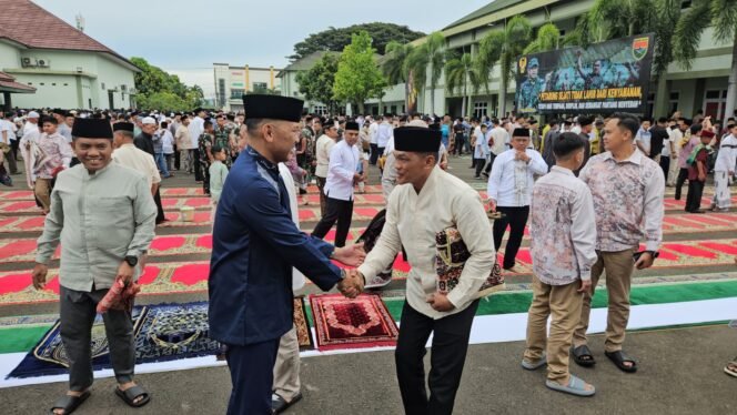 
 Ribuan Warga Padati Kodam Raden Inten, Pangdam Sambut Hangat Salat Id hingga Halal Bihalal