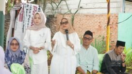 Bupati Lampung Timur Ella Siti Nuryamah bersama Juara KDI Intan Putri. Foto dok 