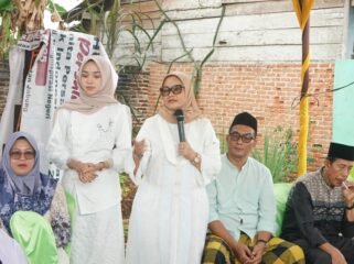 Bupati Lampung Timur Ella Siti Nuryamah bersama Juara KDI Intan Putri. Foto dok 