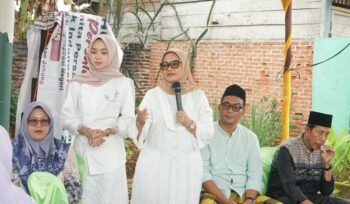 Bupati Lampung Timur Ella Siti Nuryamah bersama Juara KDI Intan Putri. Foto dok 